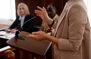 ¿Qué esperar en una audiencia en un tribunal de tráfico?