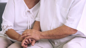 Aprenda consejos esenciales de planificación patrimonial para padres ancianos. Descubra cómo proteger los activos, garantizar decisiones sanitarias adecuadas y crear un plan que salvaguarde el bienestar y el legado de sus padres ancianos.